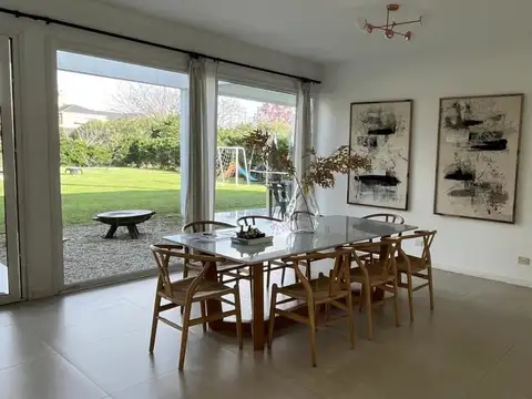 Casa en Alquiler con 2 cocheras