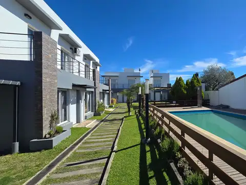 Dúplex en Venta en Federación a 800 m de Termas – 2 Dormitorios, Pileta y Cochera