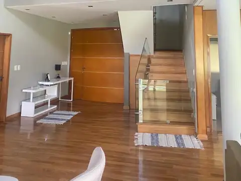 Casa 6 ambientes con 4 baños