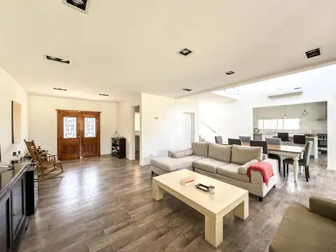 Casa en Venta con 4 cocheras