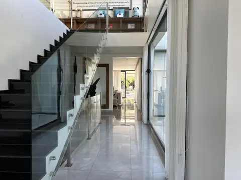 Casa en Venta con 4 cocheras