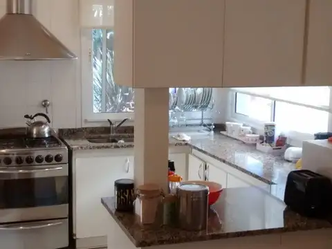 ABRIL CASA MODERNA EN VENTA, CON 3 DORMITORIOS Y PILETA