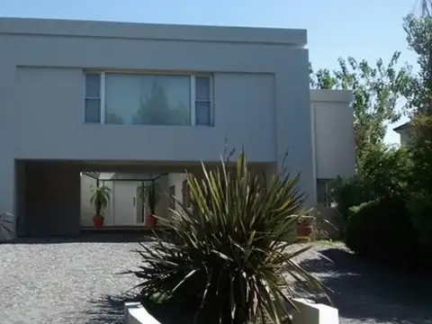 ABRIL CASA MODERNA EN VENTA, CON 3 DORMITORIOS Y PILETA