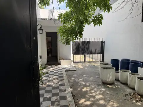 Casa en venta en Acassuso para reformar o demoler.