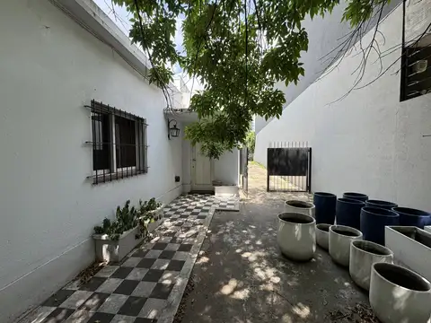 Casa en venta en Acassuso para reformar o demoler.