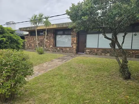Casa de 4 dormitorios en alquiler anual en Pinares