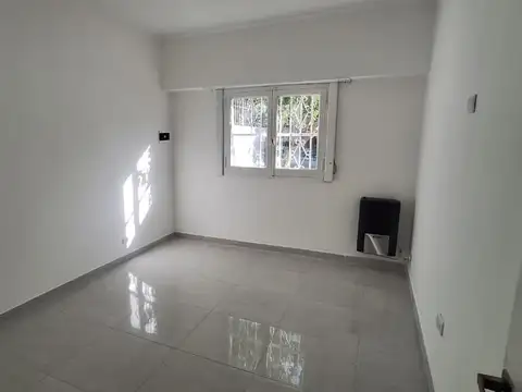 Casa  de tres ambientes reciclada en el Barrio Parque Luro. A media cuadra de Av Tejedor.