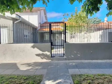 Casa  de tres ambientes reciclada en el Barrio Parque Luro. A media cuadra de Av Tejedor.