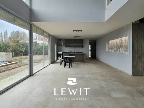 Casa en Venta con 2 cocheras