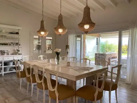 Casa en Venta con 4 cocheras