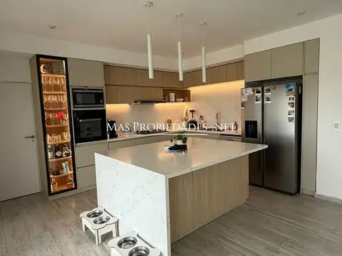 Casa 5 ambientes con 4 baños