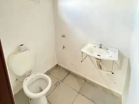 Local comercial sobre avenida muy transitada