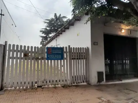 Lote en venta en Villa Adelina con mejoras