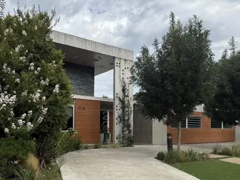 Casa en Venta con 4 cocheras