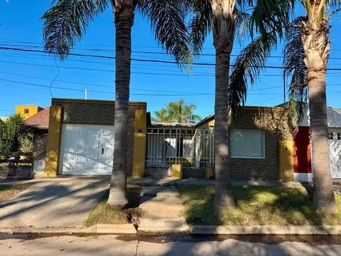 CASA EN VENTA DE 3 DORMITORIOS,COCHERA Y PATIO