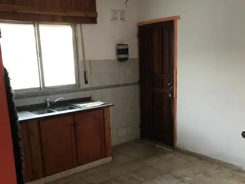 Casa 6 ambientes con 2 baños
