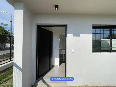 Casa en Alquiler con 2 cocheras