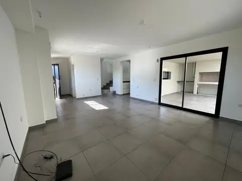 CASA EN ALQUILER VALLE ESCONDIDO, 3 DORMITORIOS, 3 BAÑOS + GALERIA C/ ASADOR Y COCHERA.