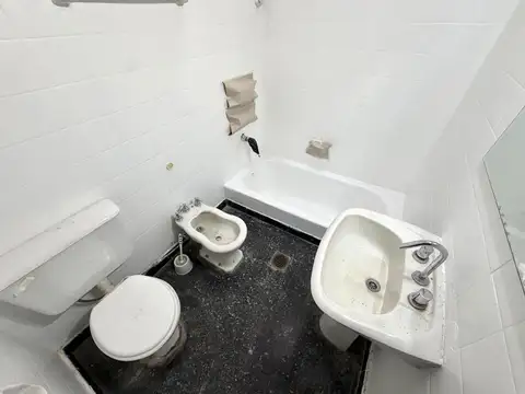 Almafuerte 2400, Piso UF