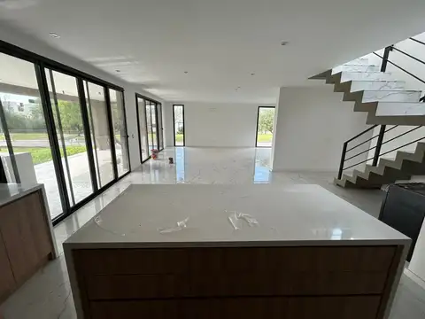 Casa 4 ambientes con 3 baños