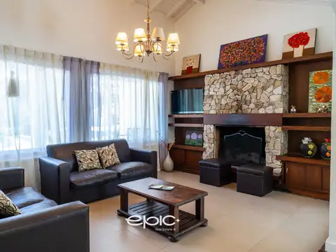 Casa En Venta En Carilo