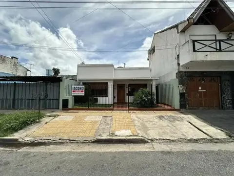 CASA CON FONDO LIBRE Y PILETA