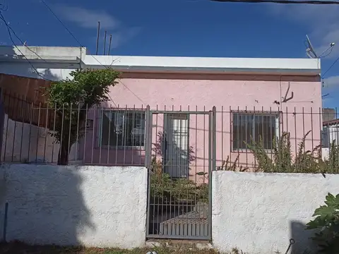 Alquiler Casa 1 Dormitorio con cochera  cerrito