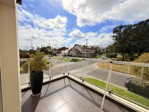 VENTA CASA 3 AMBIENTES CON GARAJE, PATIO Y BALCON!