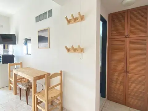 1 AMB 25 MTS TOT,AMUEBLADO,3° X ESC, SIN EXPENSAS,FTE C/ BALCÓN,COC.INTEGRADA,EXC UBICACIÓN