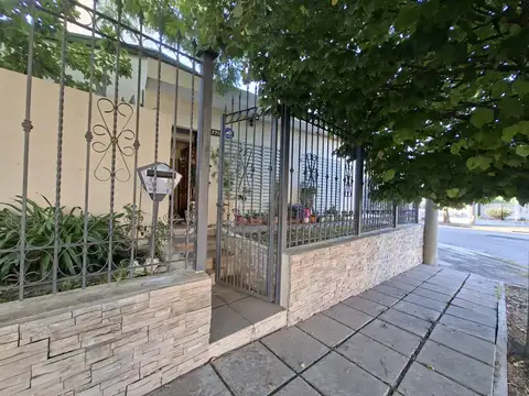Casa 10 ambientes con 3 baños