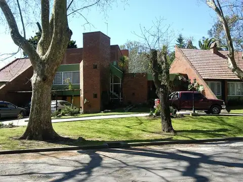 Casa 8 ambientes con 4 baños