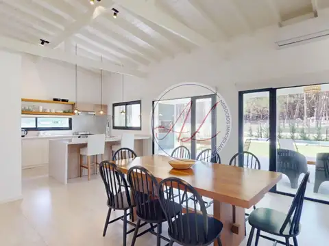 Casa en Venta con 2 cocheras