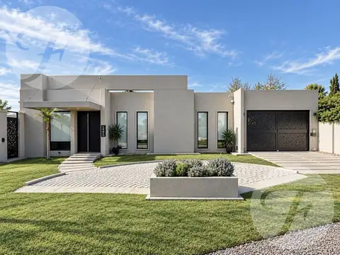 RESERVADA - CASA EN VENTA EN BARRIO CUATRO ROBLES – 950 M² DE TERRENO, 2 SUITES, GALERÍA Y PILETA