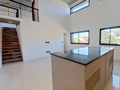 Triplex 3 Ambientes con Jardín Parrilla y Cochera