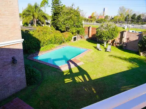 Casa 6 ambientes con 4 baños