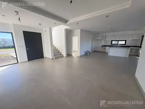 Casa 5 ambientes con 3 baños