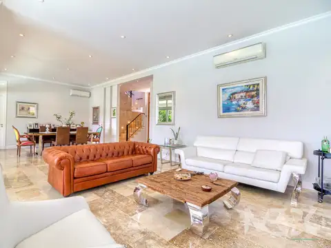 Casa en Alquiler con 2 cocheras