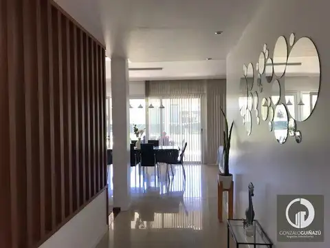 Casa en Alquiler con 2 cocheras