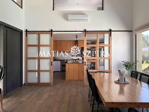Casa en Alquiler con 2 cocheras