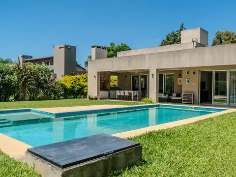 Casa en Venta con 2 cocheras