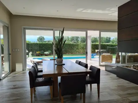 Casa 8 ambientes con 4 baños