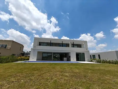 Casa en Venta con 4 cocheras