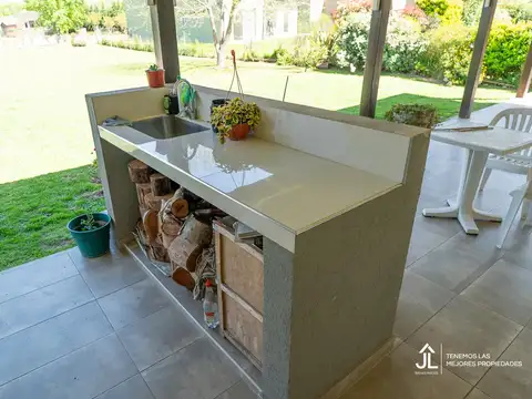Casa 4 ambientes con 2 baños