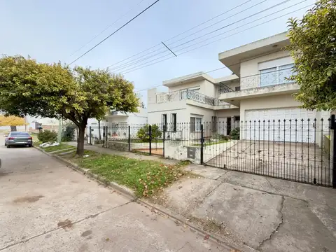 Casa 5 ambientes con 2 baños