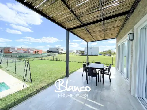 Casa 4 ambientes con 3 baños