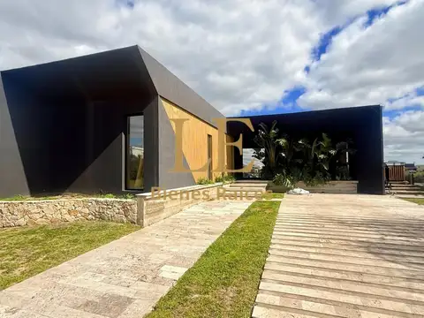 Casa en Venta con 3 cocheras