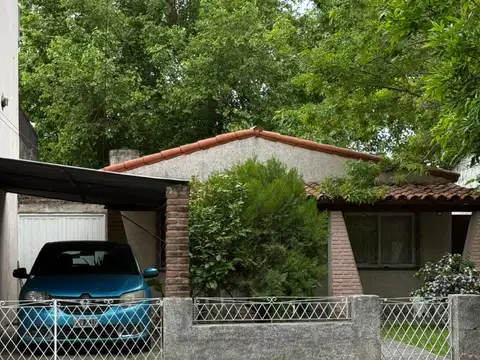 Casa de 3 amb, c/ entrada de auto y gran fondo