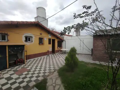 Casa en Alquiler con 1 cochera