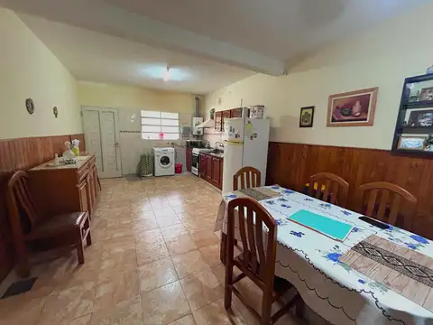 Casa de frente Laprade 4000, dos dormitorios + depto 1 dorm.