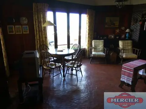 Casa 8 ambientes con 5 baños